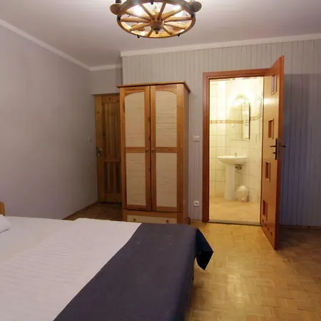 Goscinne Wilcznik 12 Bed & Breakfast